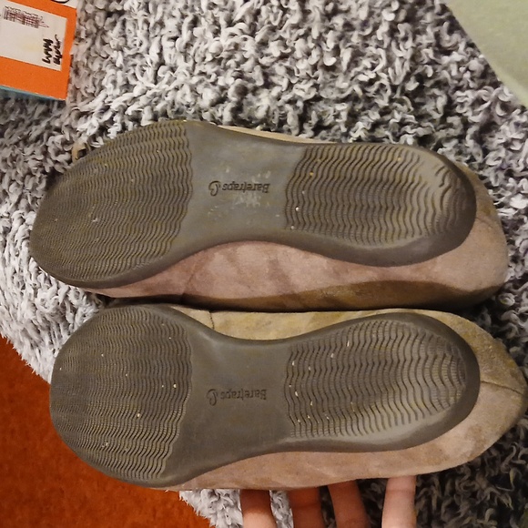 Women's Baretraps Janine Memory Foam Taupe Tan Flats Shoes Size 9 1/2 M - Picture 5 of 8